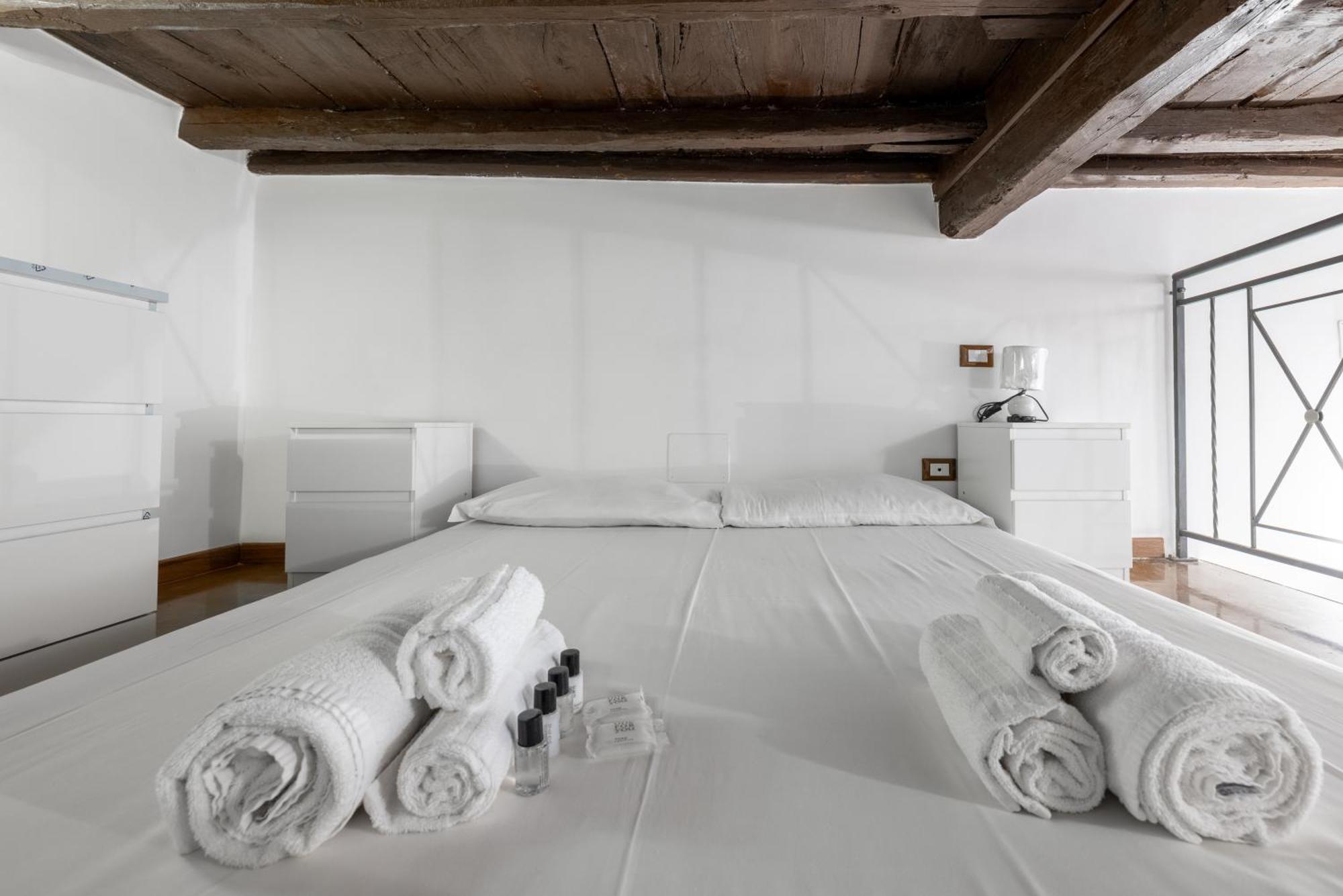 Lovely Studio Apartment - Capocci Рим Екстериор снимка