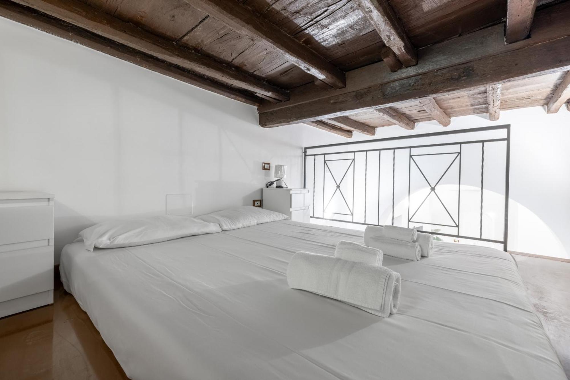 Lovely Studio Apartment - Capocci Рим Екстериор снимка